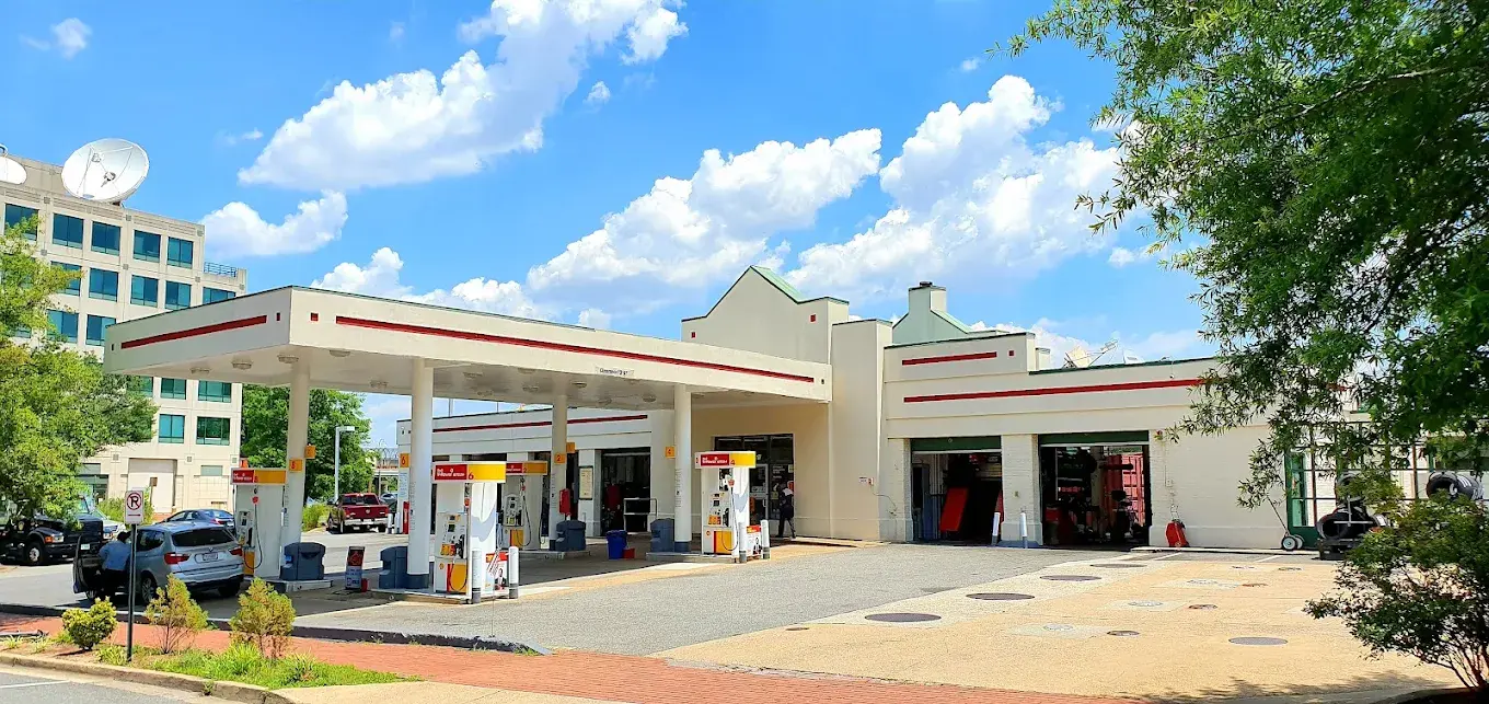 Shirlington Shell Service Center technician at work